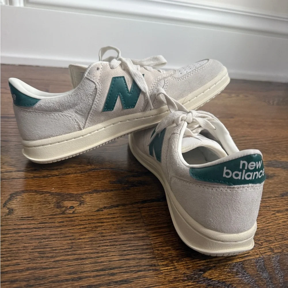 New Balance Men's Off-white  Boston Mass T500 - SEA SALT / MARSH GREEN Sz 7